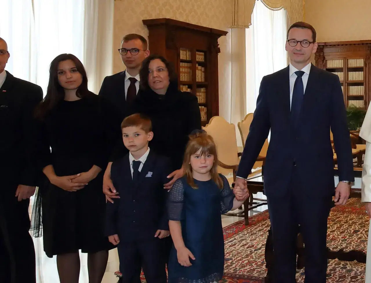 Mateusz Morawiecki z rodziną, w tym z dziećmi, podczas oficjalnego spotkania.