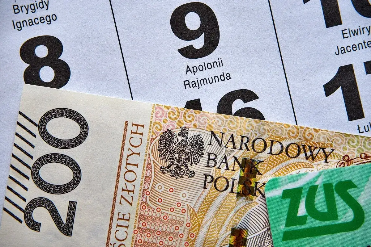 Kalendarz z datami i nazwami, banknot 200 zł i zielona karta ZUS. Czy to zapowiedź 14. emerytury?
