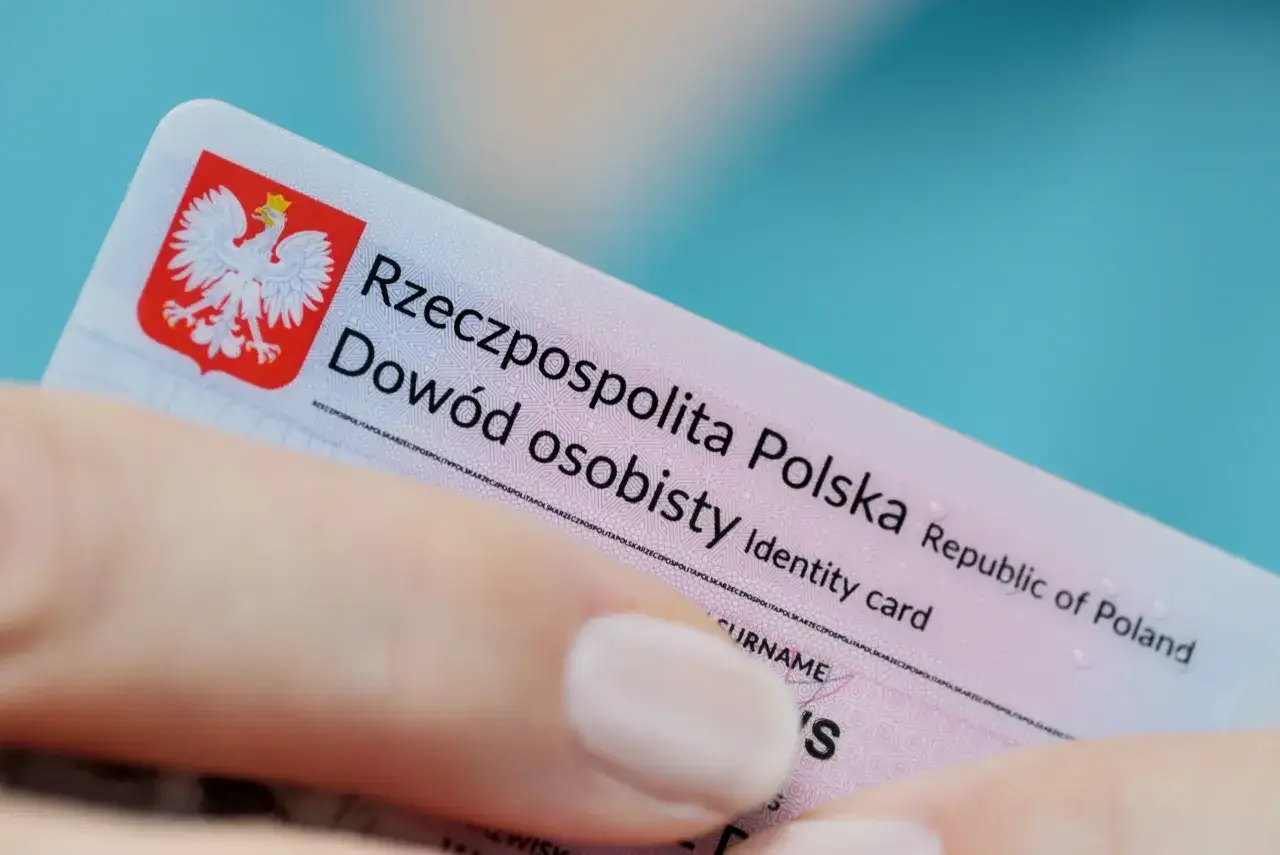 Dłoń trzyma dowód osobisty Rzeczypospolitej Polskiej. Warto wiedzieć, jak zastrzec PESEL w razie potrzeby.
