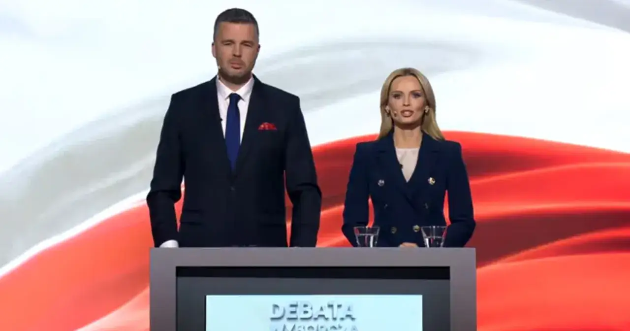 Debata polityczna: mężczyzna i kobieta za mównicą. Dyskusja o różnice programowe między lewicą a Koalicją Obywatelską.