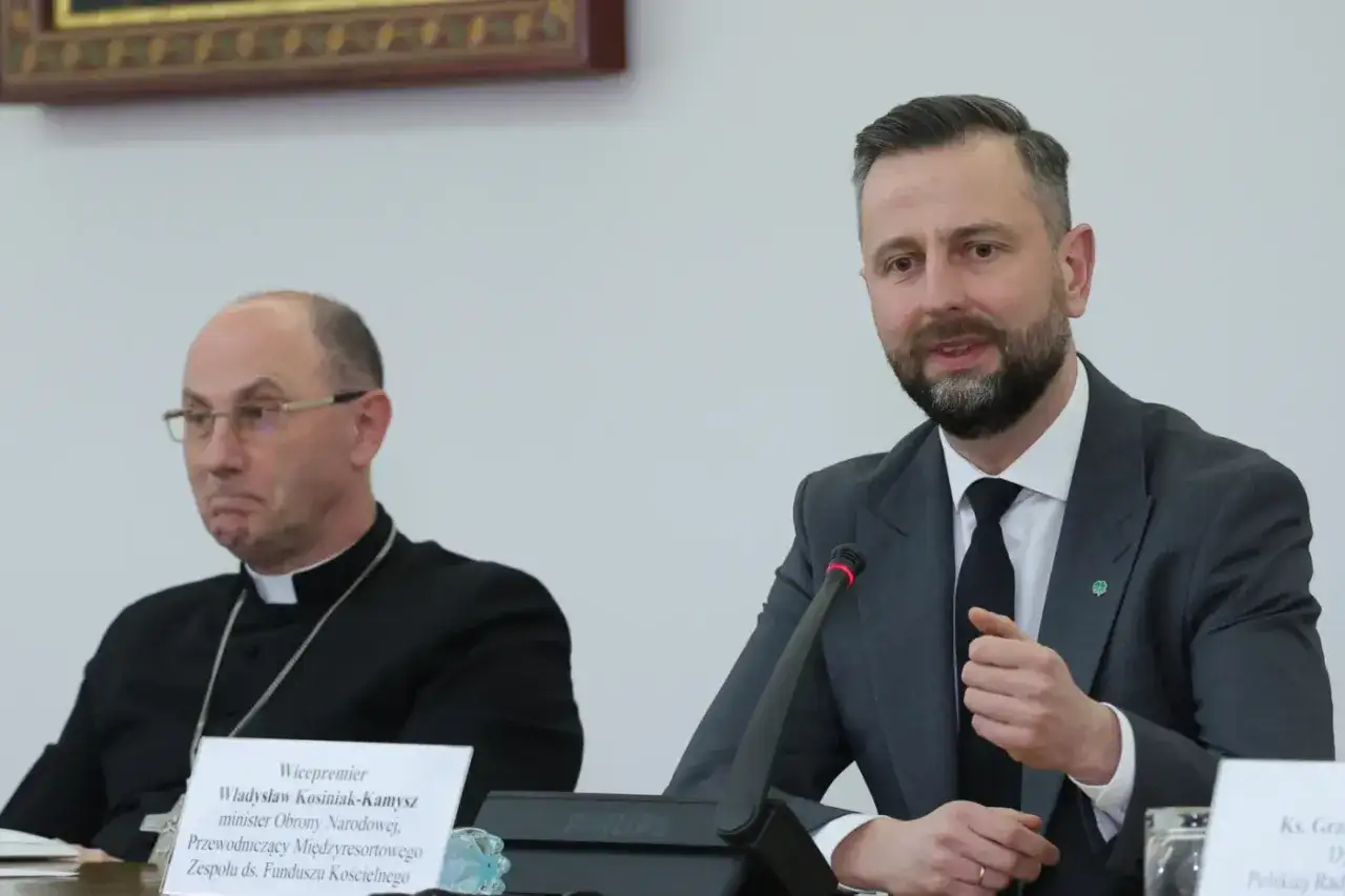 Wicepremier Kosiniak-Kamysz i biskup dyskutują o likwidacji funduszu kościelnego, renegocjacji konkordatu i postulatach lewicy.