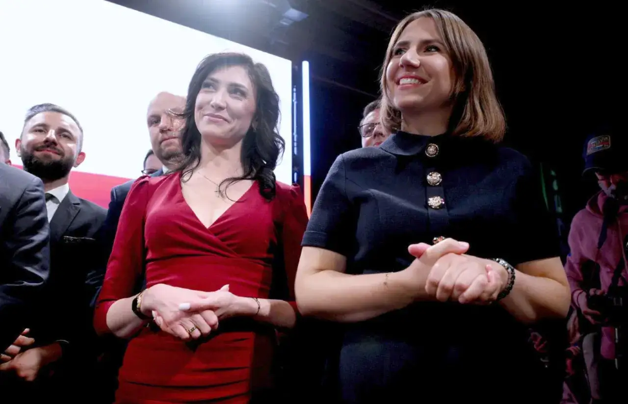 Ewa Zajączkowska-Hern i Anna Bryłka, kobiety w Konfederacji, uśmiechają się podczas wydarzenia.