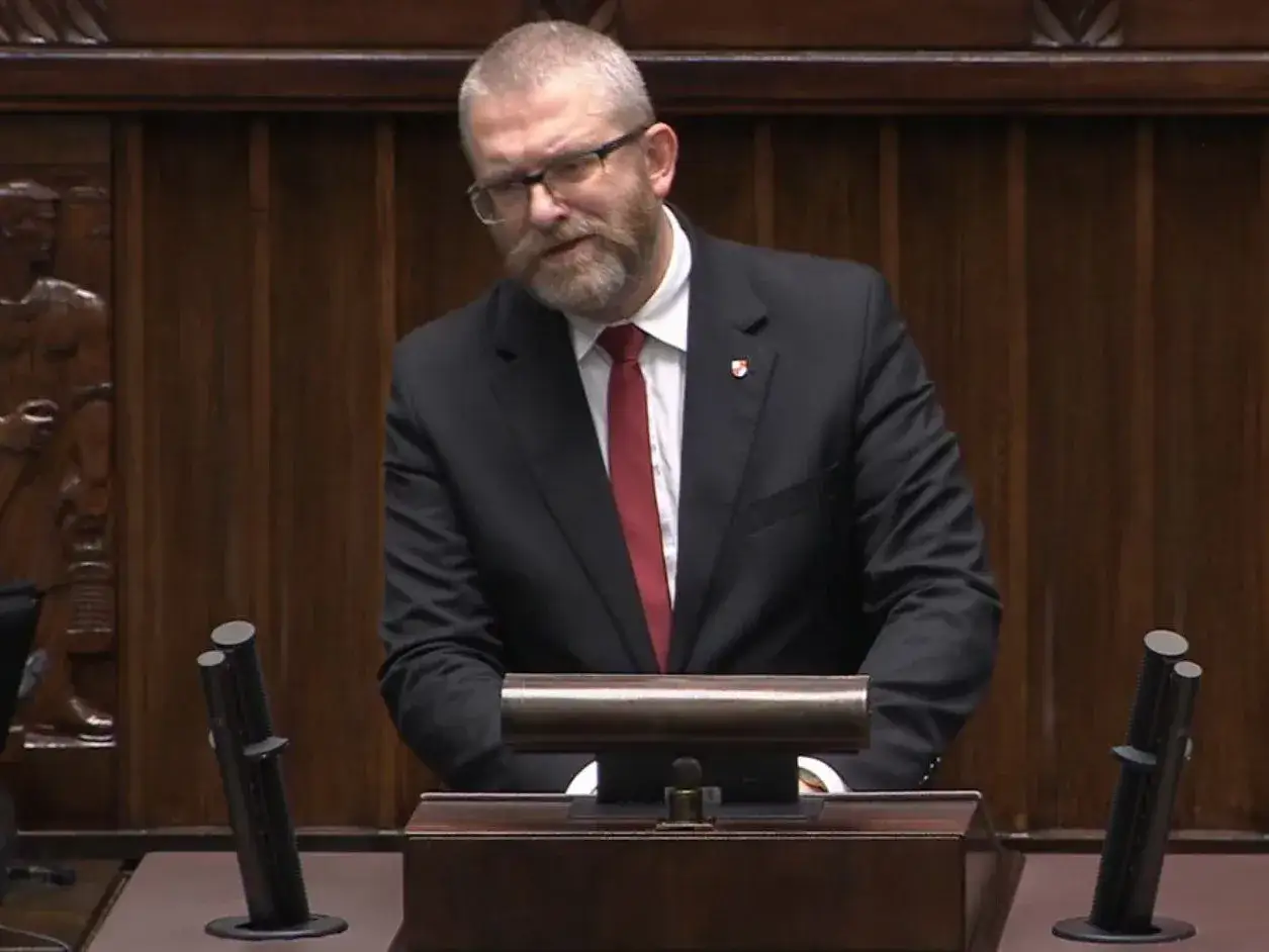 Poseł Konfederacji przemawia, omawiając stosunek partii do in vitro i finansowania z budżetu państwa.