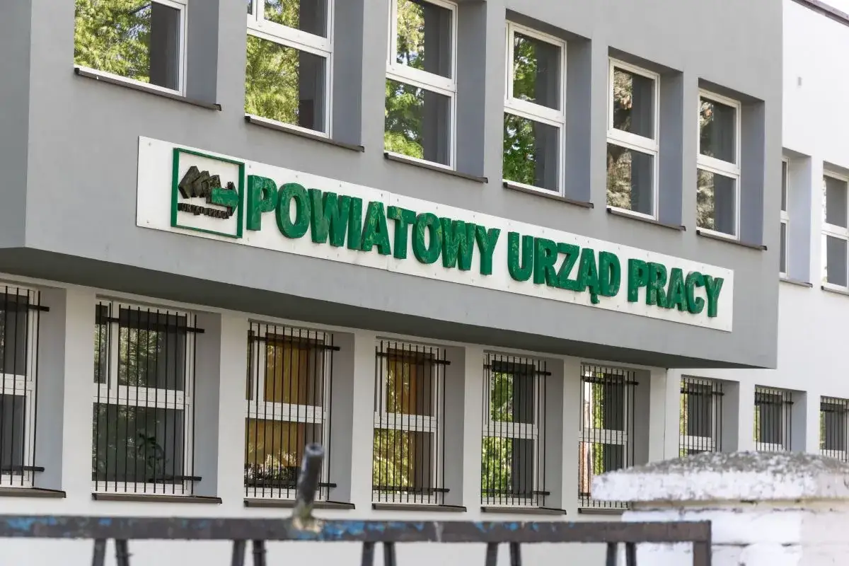 Powiatowy Urząd Pracy. Tu dowiesz się, ile wynosi zasiłek dla bezrobotnych i jak go uzyskać.