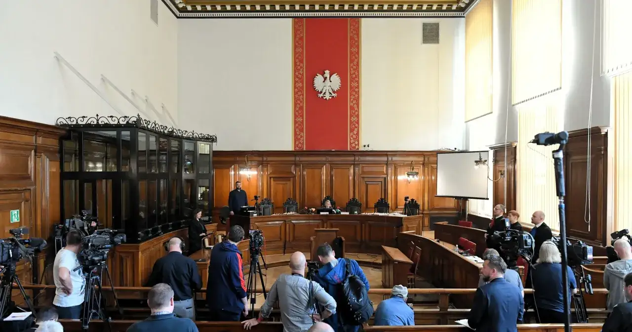 Sąd z bogatymi, bursztynowo-złotymi zdobieniami, gdzie kamery rejestrują przebieg rozprawy.