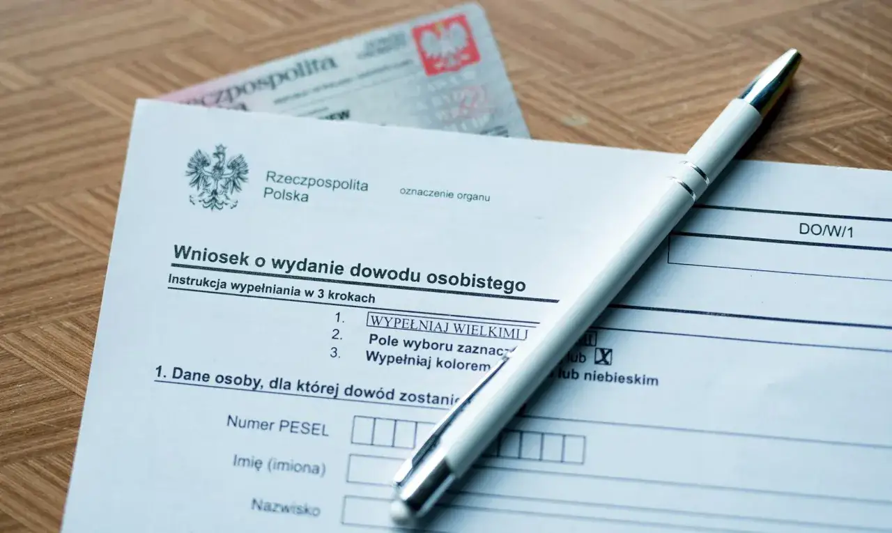 Wniosek o wydanie dowodu osobistego, gotowy do wypełnienia. Długopis czeka, by rozpocząć procedurę wymiany dowodu.