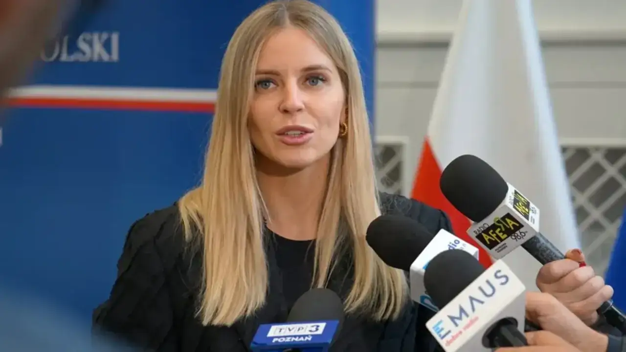 Kobieta mówi o projekcie ustawy o dekryminalizacji aborcji, który zawiera lewica.