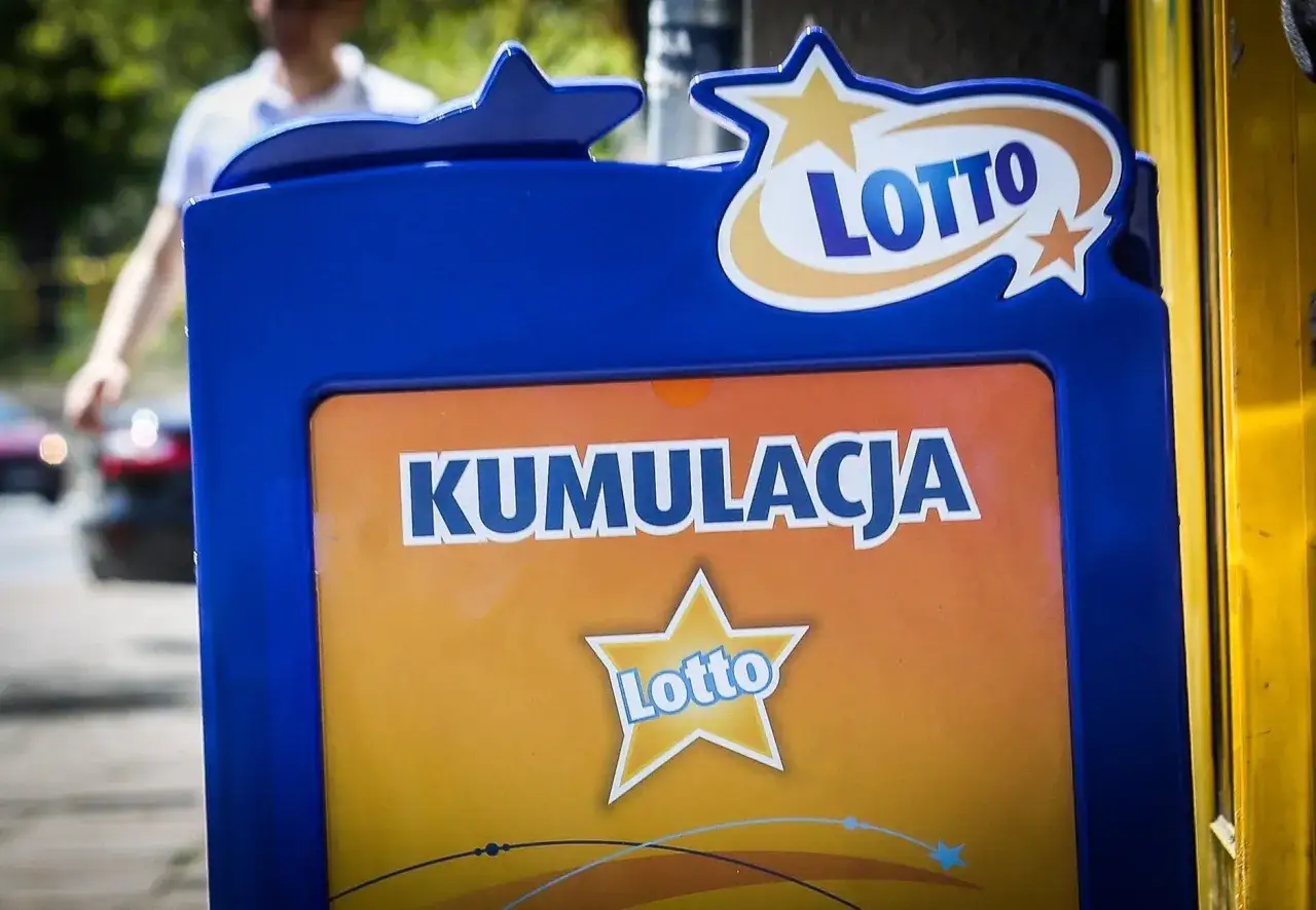 Niebieska tablica Lotto z napisem 
