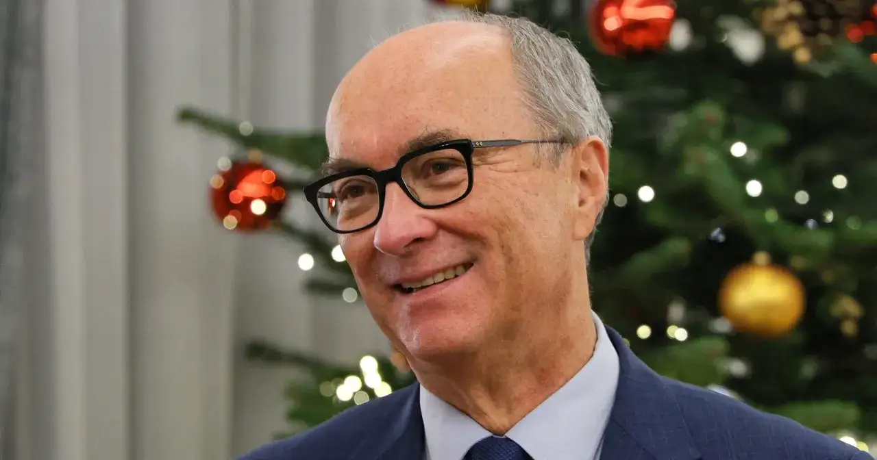 Włodzimierz Czarzasty, w okularach, uśmiecha się na tle choinki. Jak utrzymał władzę w Nowej Lewicy?