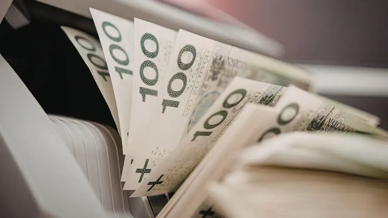 Konfederacja walczy o ochronę gotówki, wpisanie praw do konstytucji. Sto złotych w maszynie liczącej.