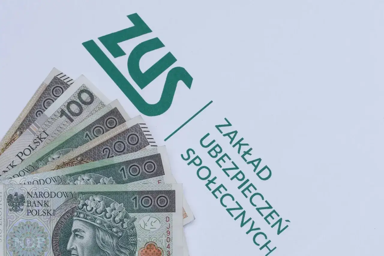 Pieniądze leżą obok logo ZUS. Czy to zapowiedź 13 pensji w 2026 roku?