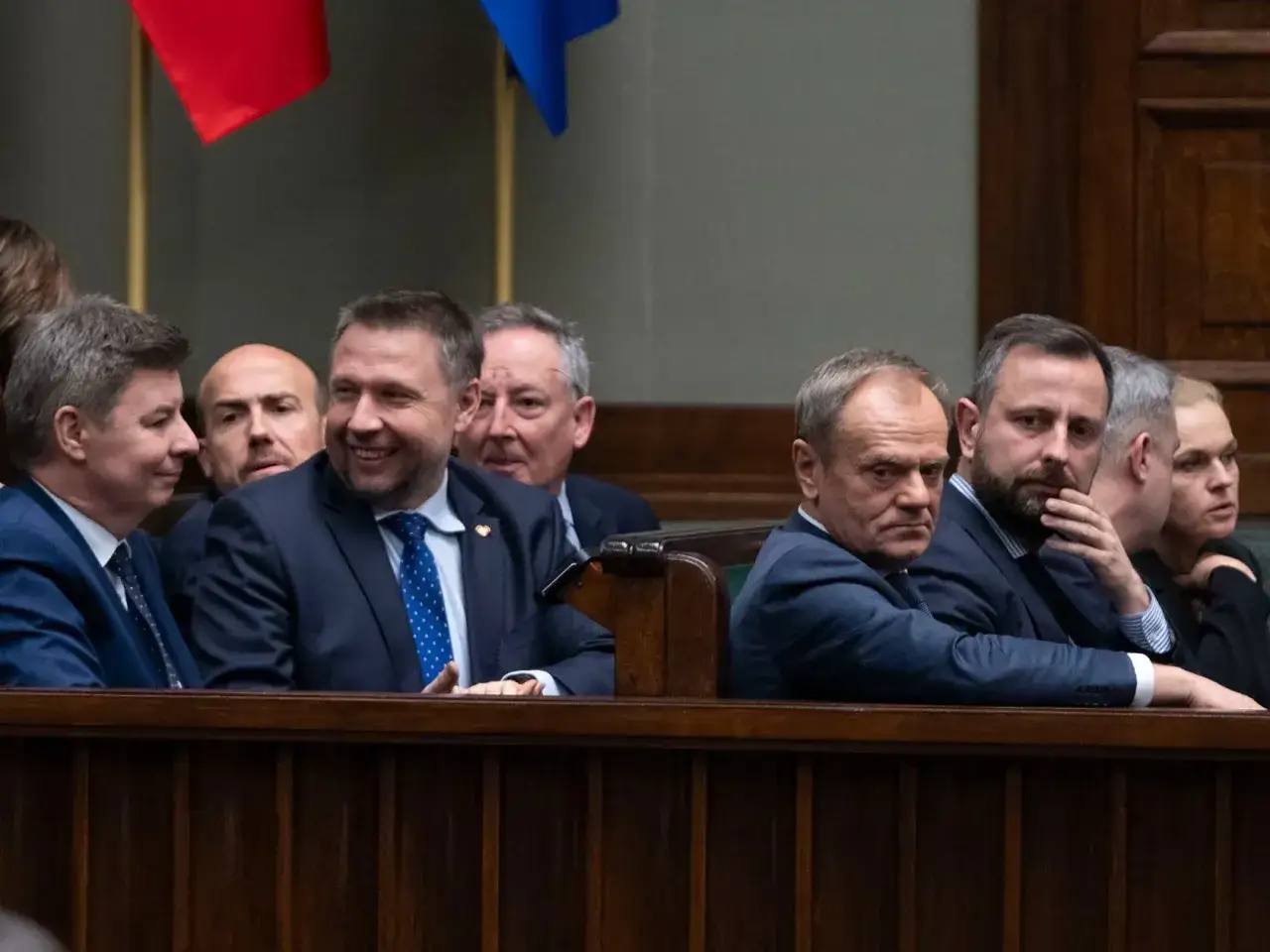 Politycy Koalicji Obywatelskiej i Trzeciej Drogi siedzą obok siebie, sugerując napięcia wewnątrz rządu.