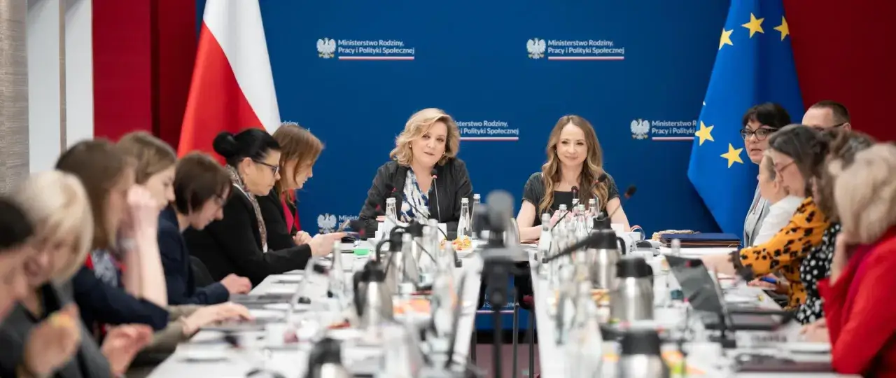 Dyskusja o tym, jak polityka socjalna PiS wpłynęła na rynek pracy, podczas spotkania w Ministerstwie Rodziny, Pracy i Polityki Społecznej.
