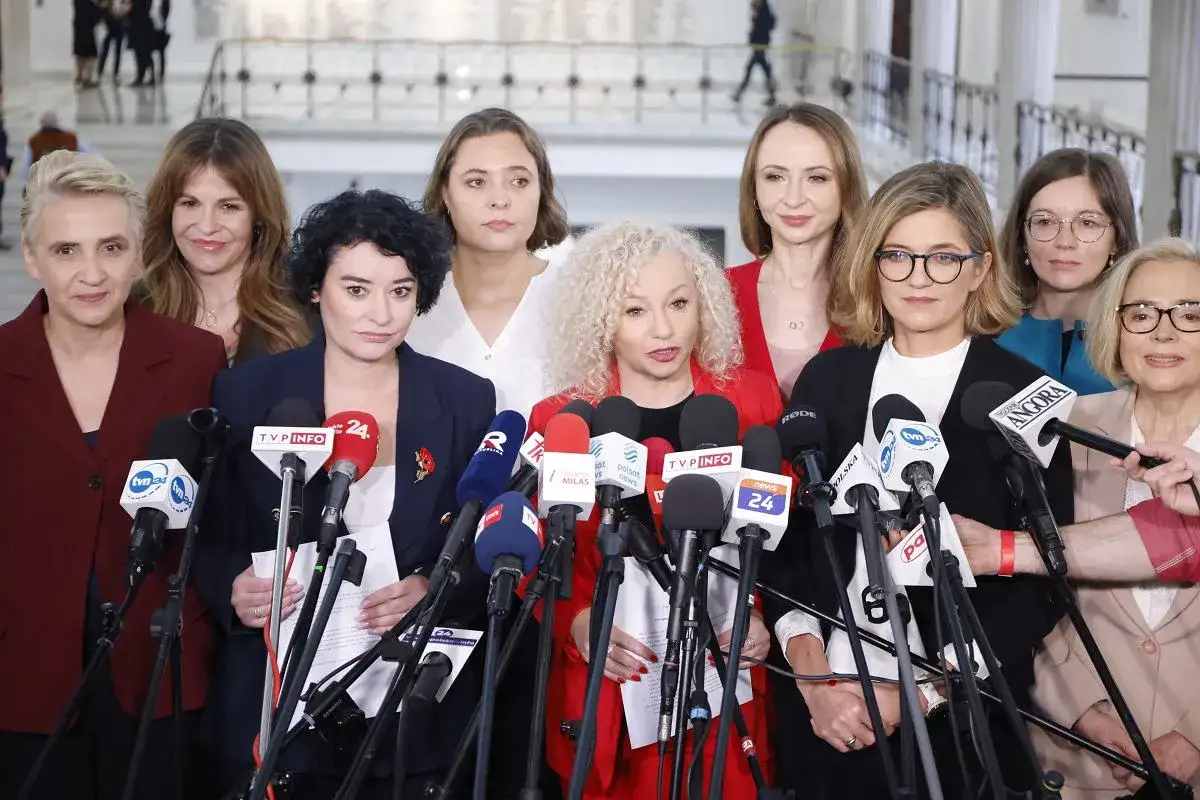 Kobiety z lewicy przed mikrofonami. Analiza struktury elektoratu partii.