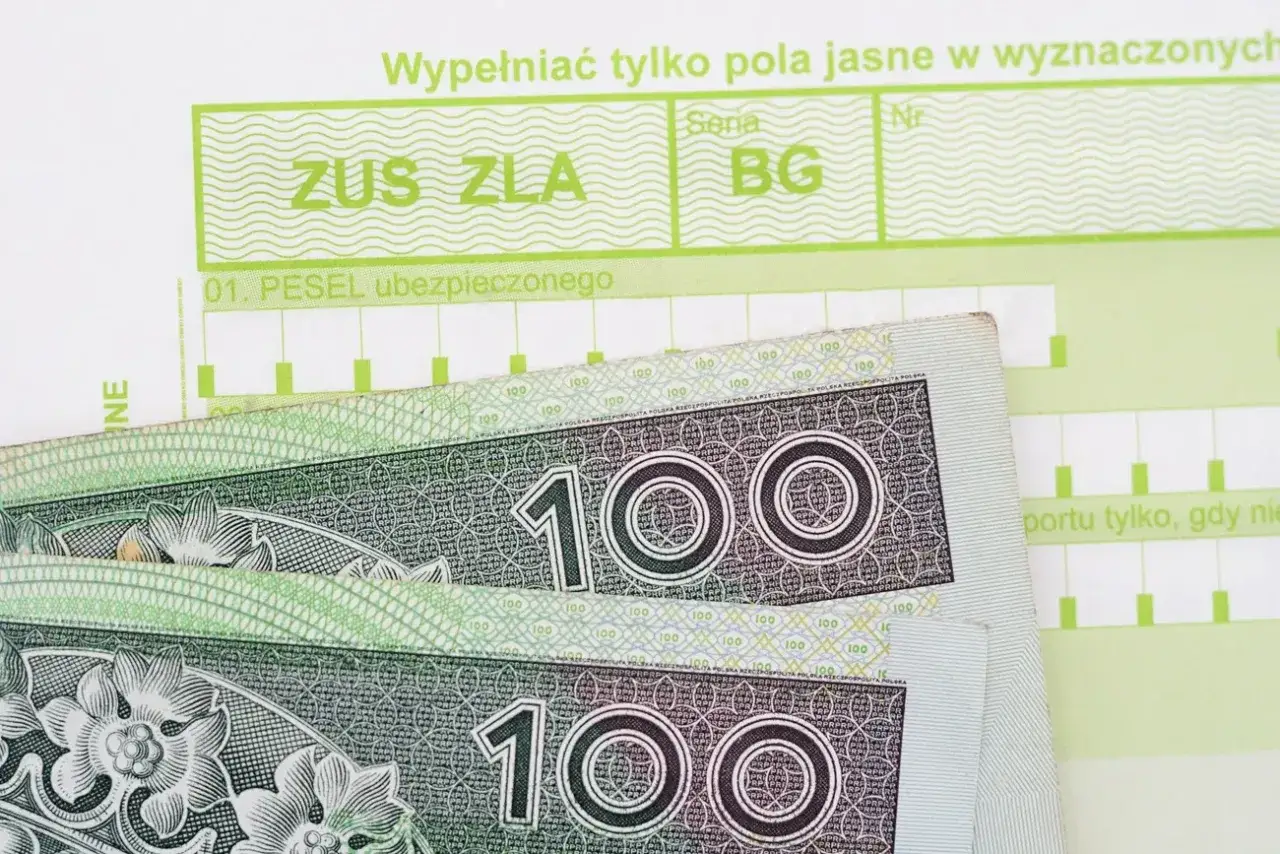 ZUS ZLA i banknoty 100 zł. Jak ministerstwo pracy kierowane przez lewicę zmienia przepisy o L4, wpływając na finanse ubezpieczonych.