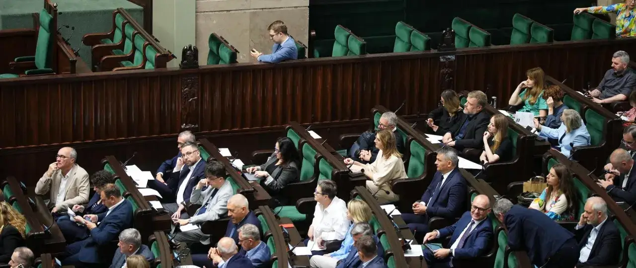 Posłowie w sali sejmowej, dyskusja nad ustawą o sygnalistach wdrażającą unijną dyrektywę.