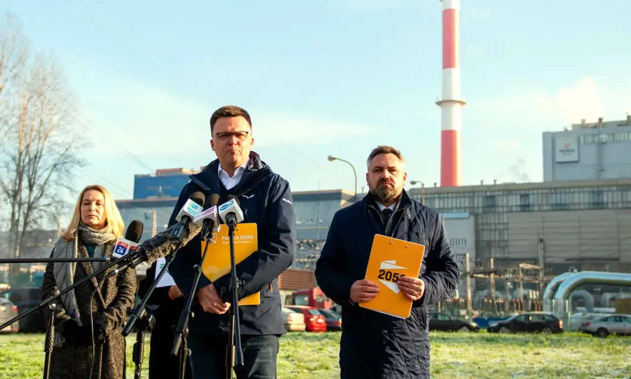 Polska 2050 prezentuje stanowisko ws. europejskiego zielonego ładu. Konferencja prasowa przed zakładem przemysłowym.