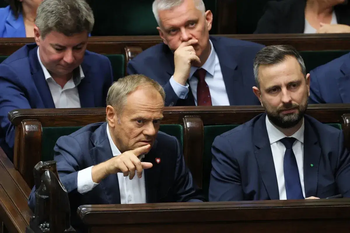 Donald Tusk wskazuje palcem, omawiając reforma trybunału konstytucyjnego plan koalicji obywatelskiej.