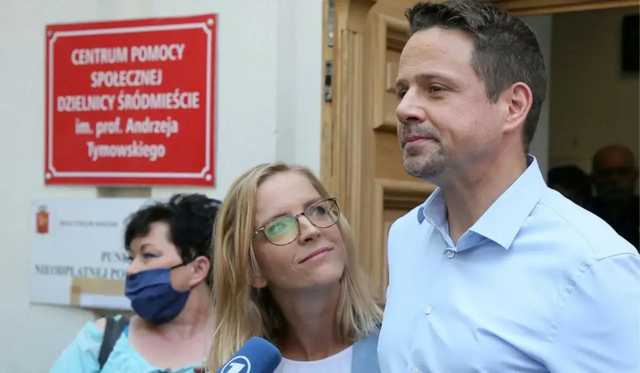 Rafał Trzaskowski z córką przed Centrum Pomocy Społecznej.