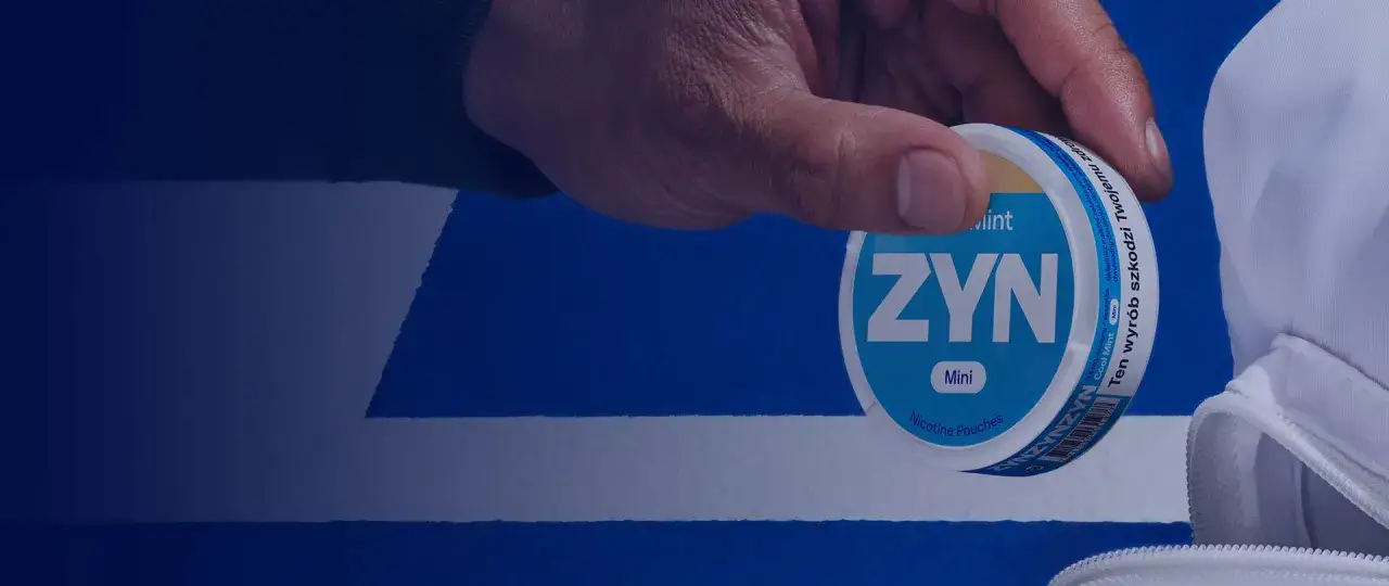 Dłoń trzymająca puszkę ZYN. Czy snus jest legalny w Polsce? Ten wyrób szkodzi Twojemu zdrowiu.