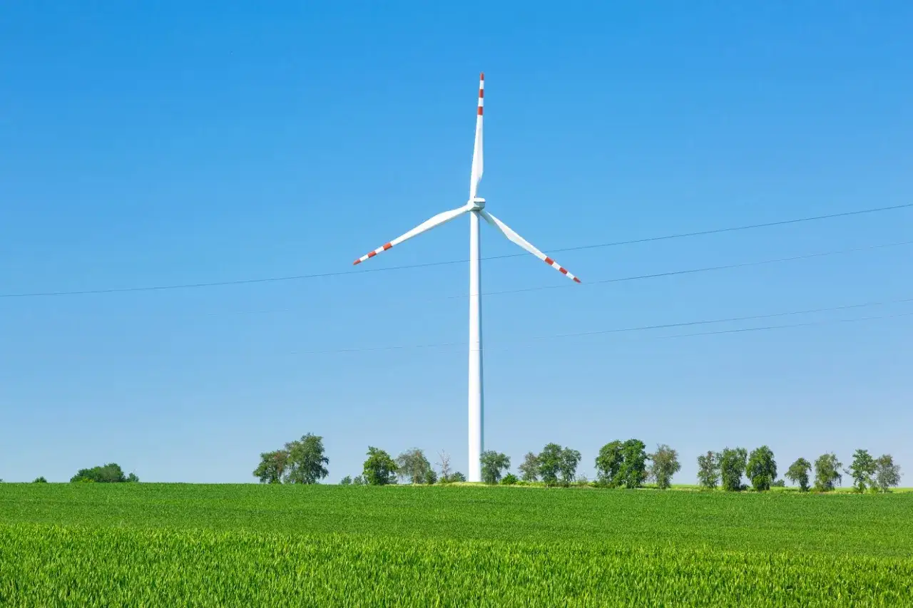Wiatrak na tle błękitnego nieba. Koalicja Obywatelska tłumaczy, jak ustawa wiatrakowa i lobbing wpływają na rozwój energetyki odnawialnej.
