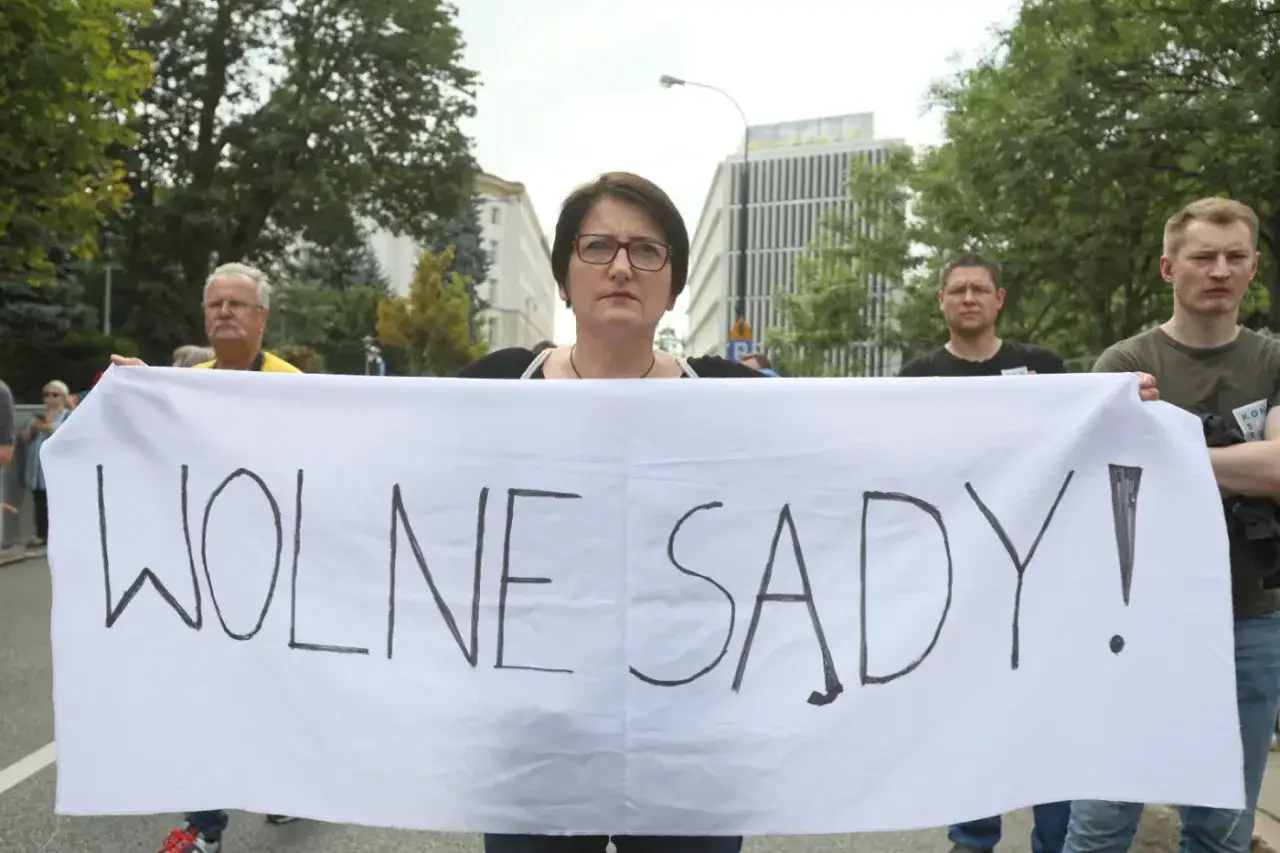 Protestujący domagają się wolnych sądów. Kalendarium zmian w wymiarze sprawiedliwości PiS budzi kontrowersje.