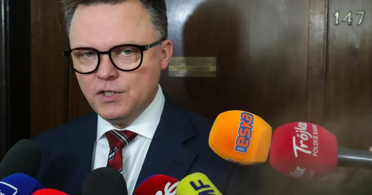 Szymon Hołownia przemawia do mediów. Analiza struktury elektoratu polska 2050 pokazuje, kto głosuje na Hołownię.