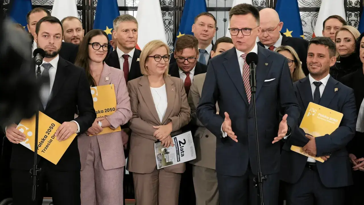 Posłowie Polski 2050 prezentują dokumenty, omawiając rozliczenia afer rządu PiS i przyszłość Polski.