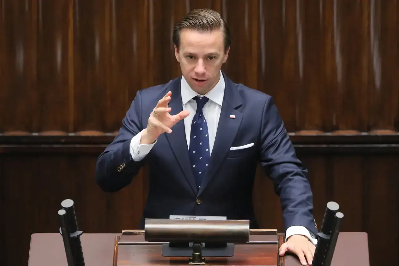 Wicemarszałek Krzysztof Bosak podsumowuje pracę w prezydium Sejmu, gestykulując podczas przemówienia.