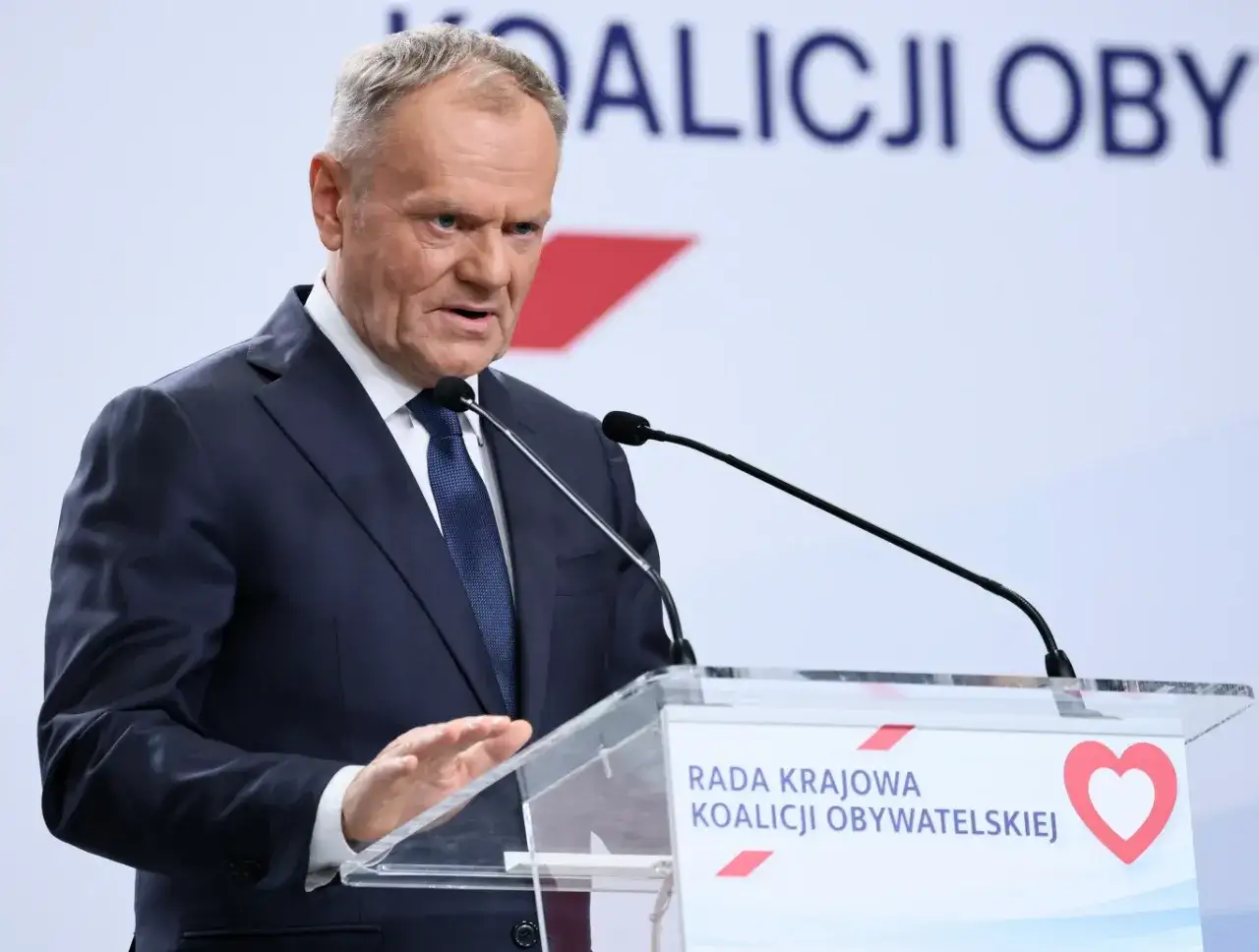 Donald Tusk przemawia, omawiając politykę zagraniczną Koalicji Obywatelskiej.