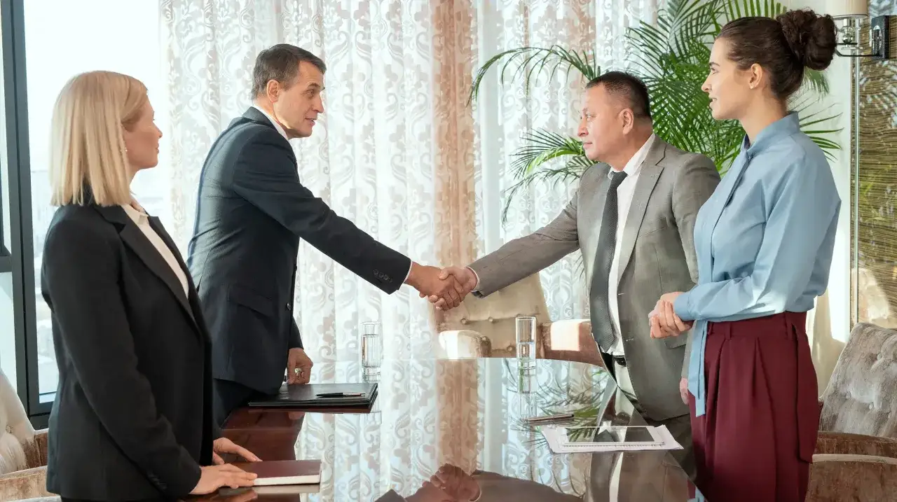 Biznesmeni dyskutują, jak koalicja obywatelska planuje uzdrowić spółki skarbu państwa.