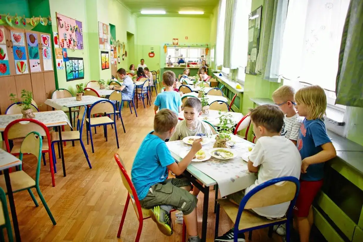 Dzieci jedzą posiłki w szkole. Bezpłatne posiłki dla dzieci w szkołach to kosztowny program lewicy, który zapewnia dzieciom zdrowe jedzenie.