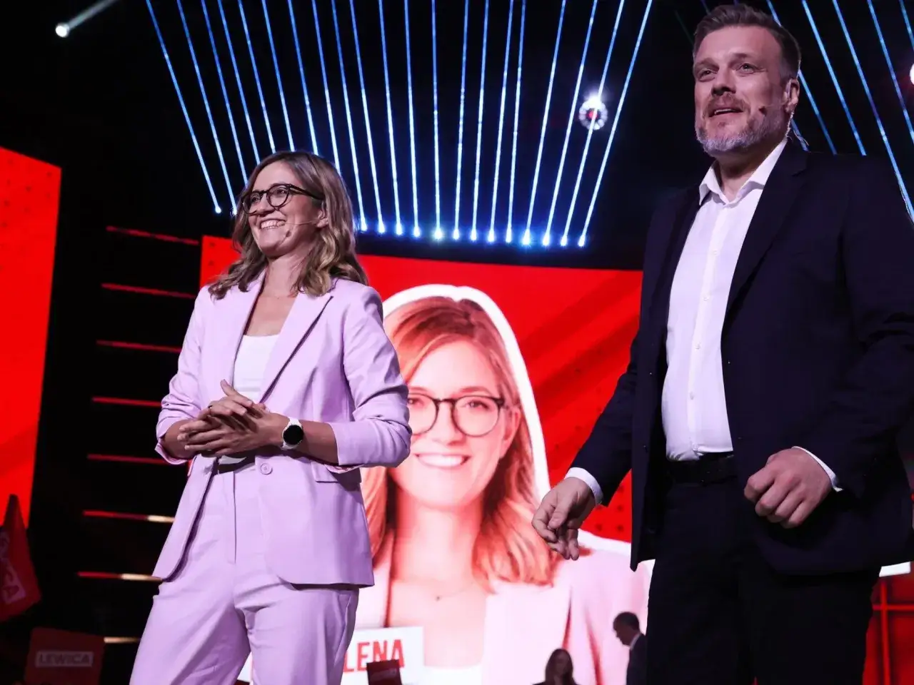 Lewica w Europarlamencie, przynależność do frakcji S&D i kluczowe głosowania. Kobieta w różowym garniturze i mężczyzna w czarnym.