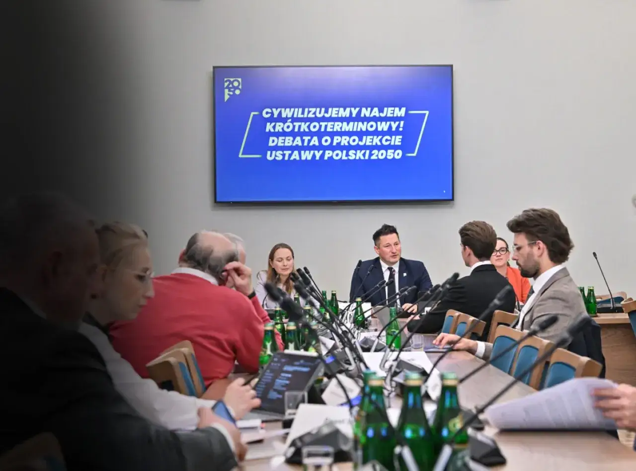 Debata o ustawie Polski 2050. Rywalizacja o centrowy elektorat między Polską 2050 a Koalicją Obywatelską.