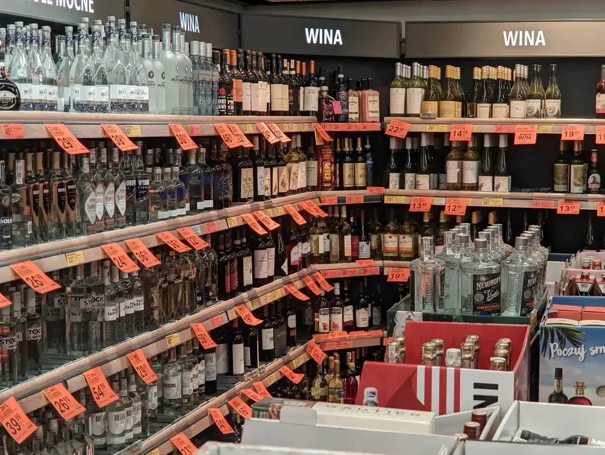 Półki sklepowe uginają się od butelek z wódkami i winami. Widać popularne marki, jak BOLS, Soplica, Wyborowa, Stock, Nemiroff. Wiele z nich ma bykowe ceny.