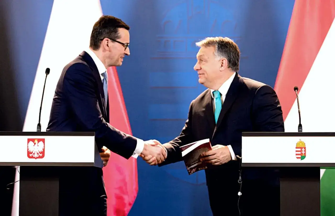 Premier Polski i premier Węgier uścisnęli sobie dłonie. Ich relacje z Unią Europejską to historia konfliktów, ale dziś gest ten symbolizuje nadzieję na porozumienie.