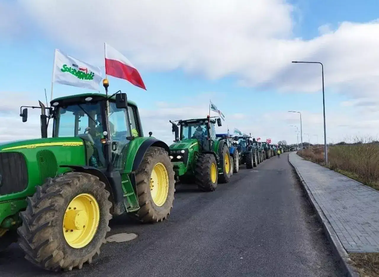 Kolejka traktorów z polskimi flagami. Rolnicy protestują, bo czują się ignorowani przez rząd. Dlaczego protestujący rolnicy najczęściej popierają Konfederację?