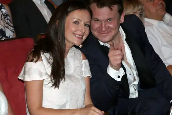 Dominik Tarczyński z żoną i dziećmi na widowni. Uśmiechnięci, w eleganckich strojach.