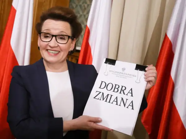 Anna Zalewska prezentuje dokument "Dobra Zmiana", który może dotyczyć reformy edukacji pis, jej wad i zalet.