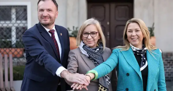 Trzy osoby z Polską 2050 łączą dłonie. Dowiedz się, jak dołączyć do struktur lokalnych partii Polska 2050.
