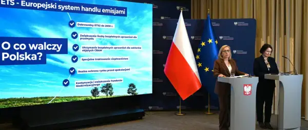 Ministerstwo Klimatu i Środowiska: Polska 2050 stawia wyzwania w handlu emisjami. Dwie kobiety przy mównicach, flagi Polski i UE.