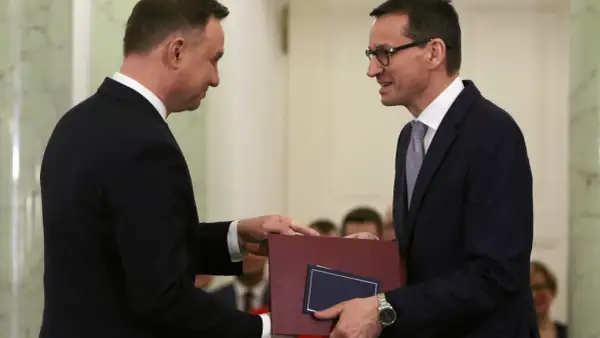 Prezydent Duda wręcza dokument premierowi Morawieckiemu. Czy to zapowiedź zmian na giełdzie?