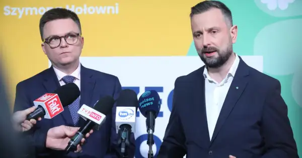Szymon Hołownia i Włodzimierz Czarzasty przed mikrofonami mediów. Czy to wyjaśnia, dlaczego spada poparcie dla Polska 2050 w sondażach?