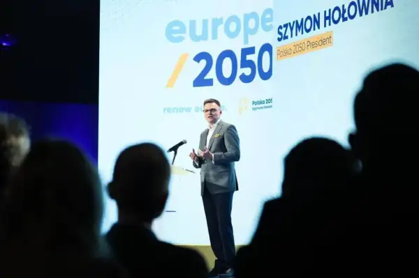 Szymon Hołownia przemawia na tle hasła "Polska 2050", omawiając stosunek do UE i przyjęcia euro.