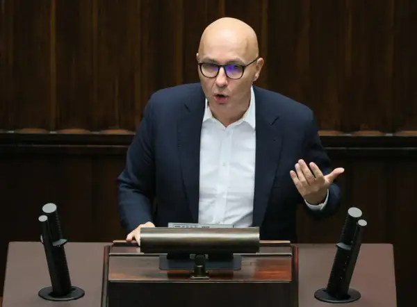 Mężczyzna w okularach przemawia, wyjaśniając, jak Koalicja Obywatelska planuje uzdrowić spółki skarbu państwa.