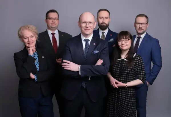 Zespół Ordo Iuris w formalnych strojach, gotowy do działania.