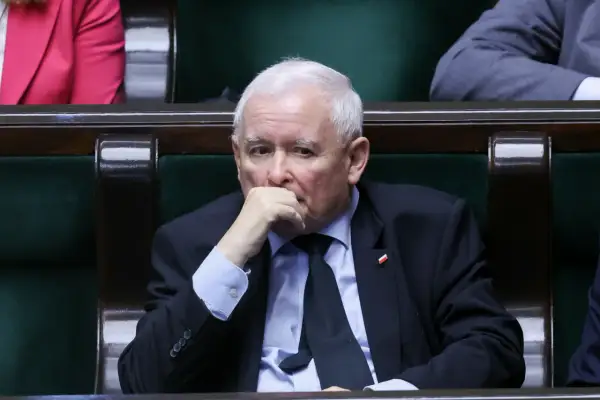 Jarosław Kaczyński w zamyśleniu, jak pis finansował kampanie wyborcze.