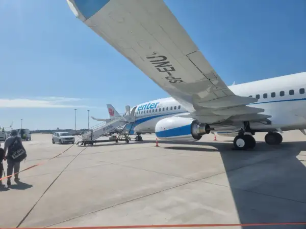 Samolot Enter Air na płycie lotniska, gotowy do startu. Kontrola graniczna za nami, czas na podróż.
