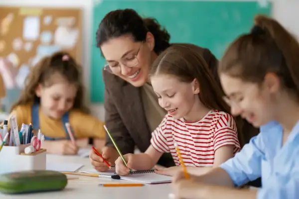 Nauczycielka wspiera uczennice w nauce. Ministerstwo edukacji w rękach Koalicji Obywatelskiej to szansa na likwidację prac domowych i więcej radości z nauki.
