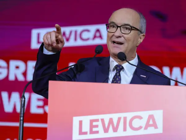 Włodzimierz Czarzasty, lider Lewicy, przemawia, wskazując palcem. Jego retoryka podkreśla, jak utrzymał władzę w nowej lewicy, budując silną pozycję.